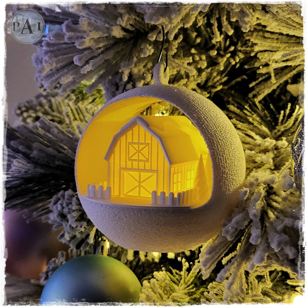 Schattige schuur kerstbal
