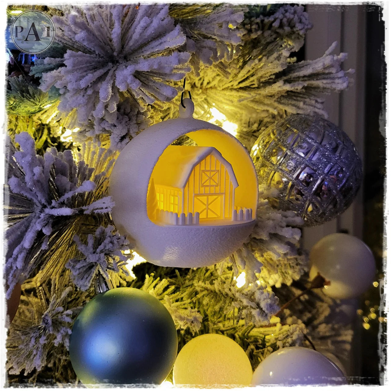 Schattige schuur kerstbal