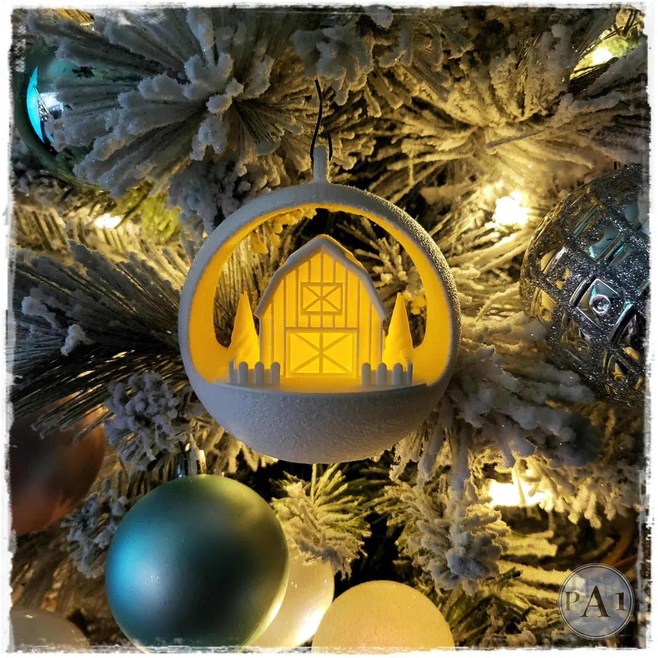 Schattige schuur kerstbal