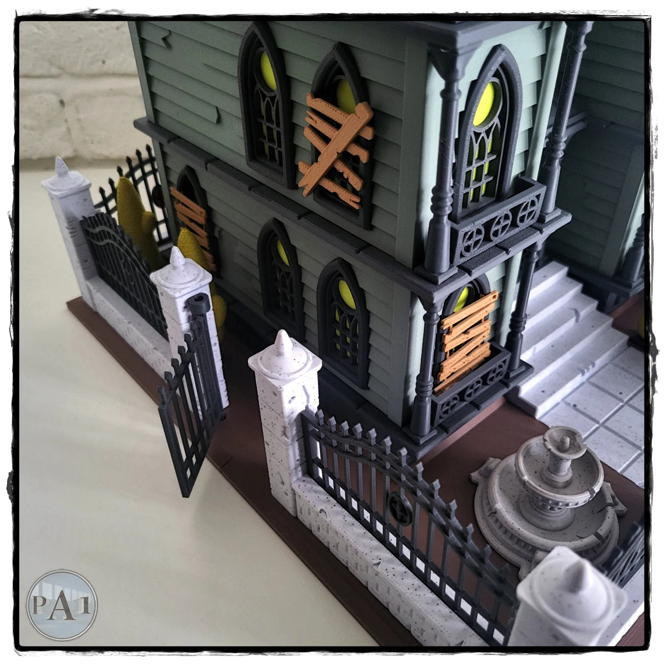 Halloween Diorama – The Abandoned House