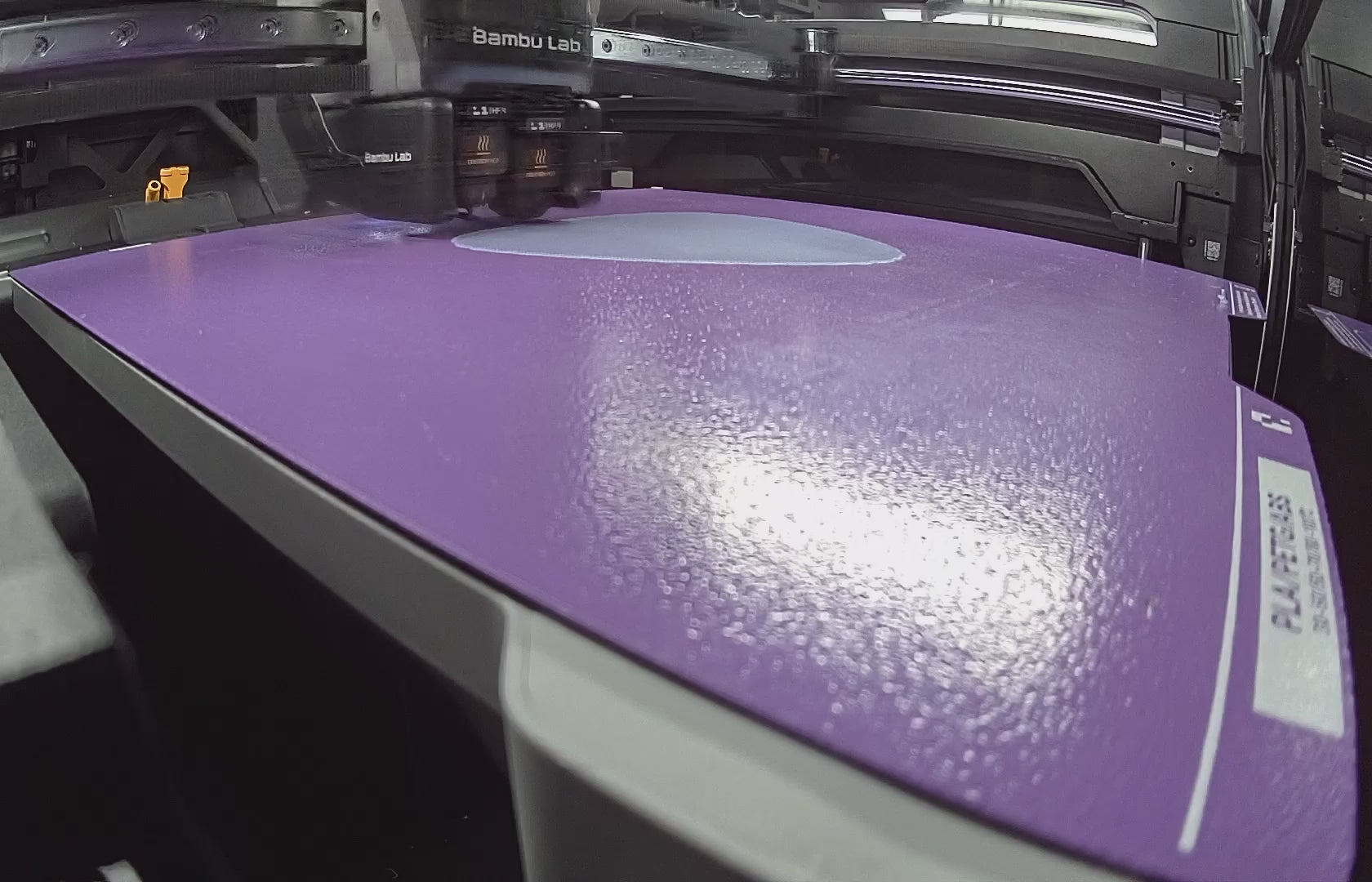 Video laden: Video showing a timelapse of a LED lamp shade being 3D printed, followed by a clip showing the printer printing a 3D map.